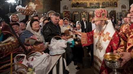Зеленский попросил украинцев не посещать церковь на Пасху