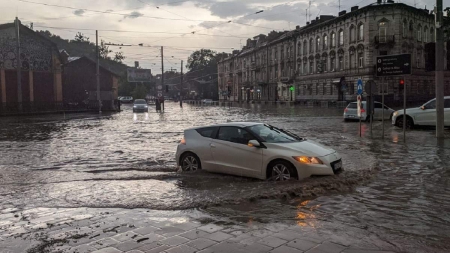 Україну охопить потужними зливами, шквалами і градом: де буде найгірше