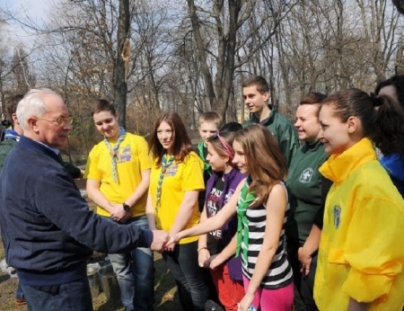 Азаров и Янукович в «День окружающей среды» посадили ели