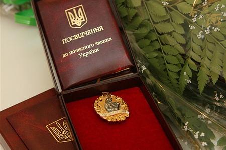 Янукович наградил многодетных матерей почетным званием «Мать-героиня»