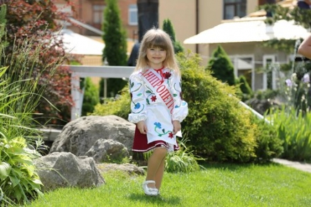 5-летняя Кристина из Украины завоевала титул мини-мисс мира-2013