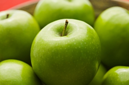 От рака, диабета, остеопороза вас могут защитить яблоки