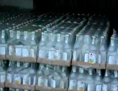 Из заброшенного склада на Подоле по киевским ночным клубам развозили просроченные энергетики (видео)
