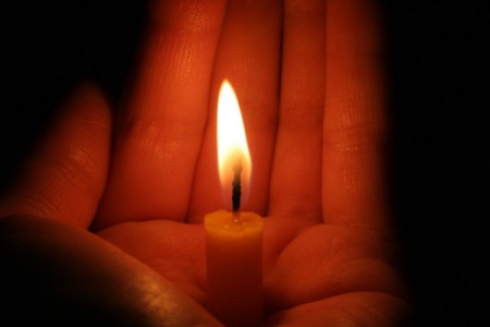 На Евромайдане зажжены свечи в память о жертвах терактов в Волгограде