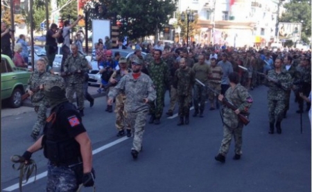 По центру Донецка провели пленных силовиков