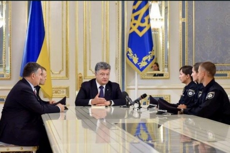 Как Порошенко подписывал закон о новой полиции (Видео)